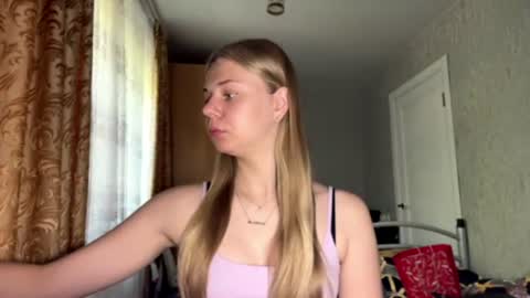 Snapshot of honeyaskren chatting on 06-23-26, 10:13 Klara online show from 06-23-26, 10:13