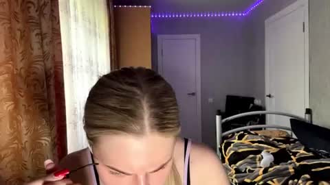 Snapshot of honeyaskren chatting on 06-28-26, 10:10 Klara online show from 06-28-26, 10:10