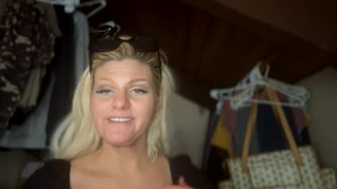 Snapshot of honeybuhnny chatting on 02-22-26, 02:34 honeybuhnny online show from 02-22-26, 02:34