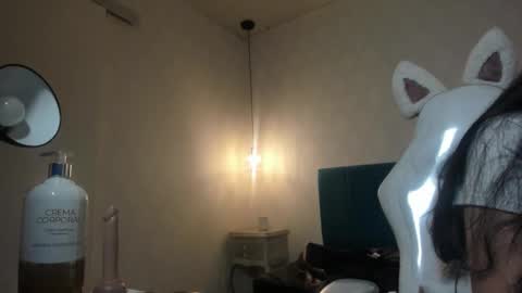Snapshot of honeybuu_ chatting on 05-30-26, 04:09 Emily online show from 05-30-26, 04:09