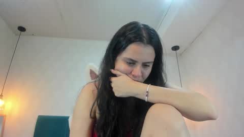 Snapshot of honeybuu_ chatting on 06-02-26, 02:41 Emily online show from 06-02-26, 02:41