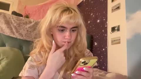 Snapshot of honeyxlimbed chatting on 12-15-24, 07:13 Emi Rose online show from 12-15-24, 07:13