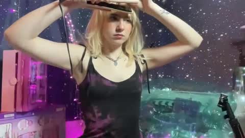 Snapshot of honeyxlimbed chatting on 01-17-25, 12:10 Emi Rose online show from 01-17-25, 12:10