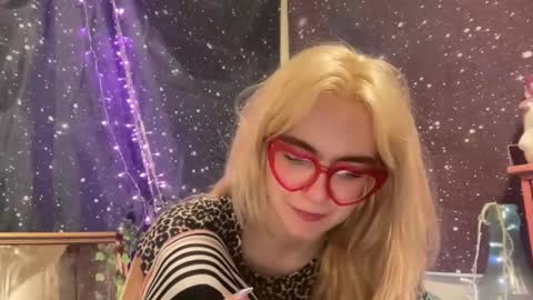 Snapshot of honeyxlimbed chatting on 02-01-25, 04:14 Emi Rose online show from 02-01-25, 04:14