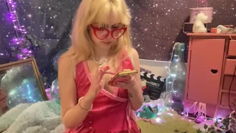 Snapshot of honeyxlimbed chatting on 02-06-25, 06:40 Emi Rose online show from 02-06-25, 06:40