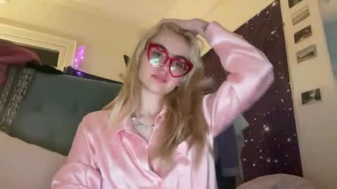 Snapshot of honeyxlimbed chatting on 02-08-25, 06:54 Emi Rose online show from 02-08-25, 06:54