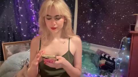 Snapshot of honeyxlimbed chatting on 02-09-25, 03:53 Emi Rose online show from 02-09-25, 03:53