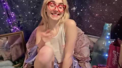 Snapshot of honeyxlimbed chatting on 02-22-25, 07:01 Emi Rose online show from 02-22-25, 07:01