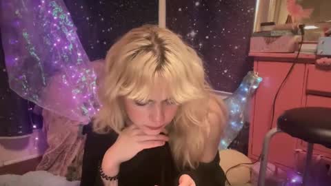 Snapshot of honeyxlimbed chatting on 03-11-25, 06:10 Emi Rose online show from 03-11-25, 06:10