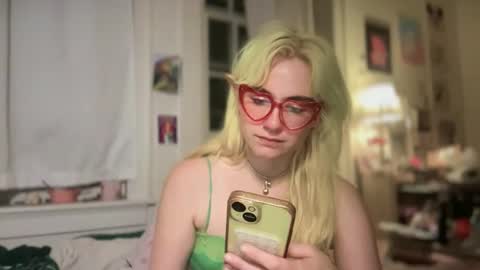 Snapshot of honeyxlimbed chatting on 09-26-25, 07:34 Emi Rose online show from 09-26-25, 07:34