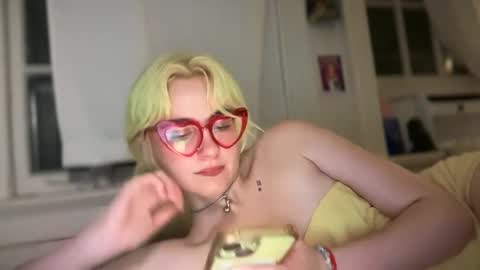 Snapshot of honeyxlimbed chatting on 09-27-25, 05:23 Emi Rose online show from 09-27-25, 05:23