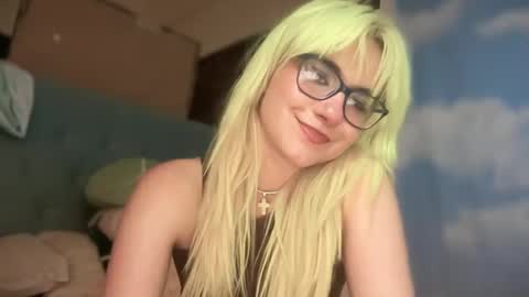 Snapshot of honeyxlimbed chatting on 10-01-25, 06:08 Emi Rose online show from 10-01-25, 06:08