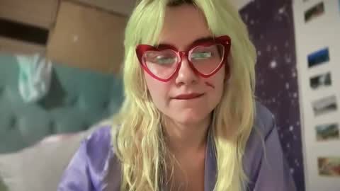 Snapshot of honeyxlimbed chatting on 10-18-25, 04:48 Emi Rose online show from 10-18-25, 04:48