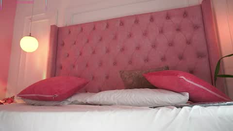 Honey Moon  Help me to reach 100 thumbs up online show from 03-31-26, 10:32