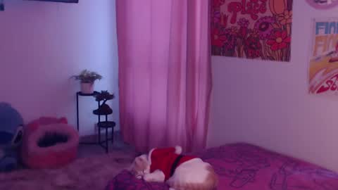 Snapshot of honeyypeaach chatting on 12-05-24, 11:07 online show from 12-05-24, 11:07