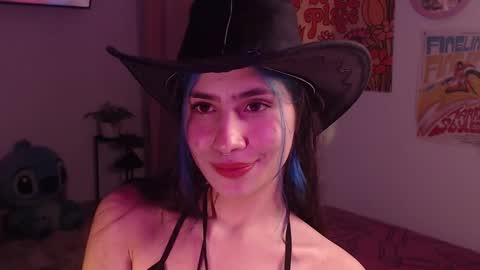 Snapshot of honeyypeaach chatting on 12-10-24, 12:28 online show from 12-10-24, 12:28