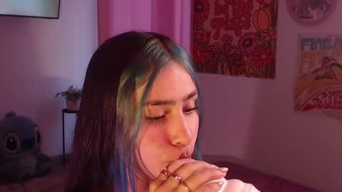 Snapshot of honeyypeaach chatting on 12-11-24, 10:27 online show from 12-11-24, 10:27