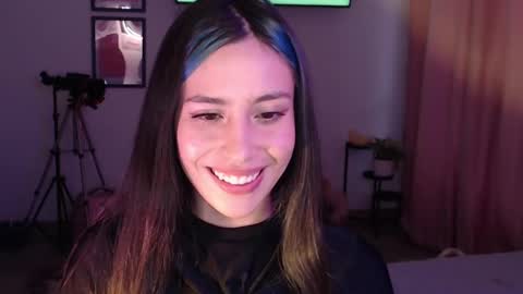 Snapshot of honeyypeaach chatting on 02-14-25, 10:25 online show from 02-14-25, 10:25