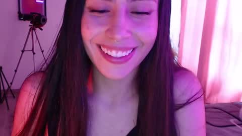 Snapshot of honeyypeaach chatting on 02-19-25, 09:36 online show from 02-19-25, 09:36