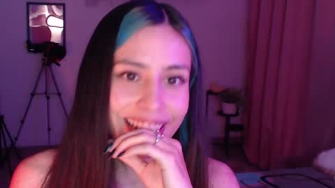 Snapshot of honeyypeaach chatting on 02-20-25, 12:41 online show from 02-20-25, 12:41