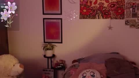 Snapshot of honeyypeaach chatting on 09-24-25, 10:35 online show from 09-24-25, 10:35