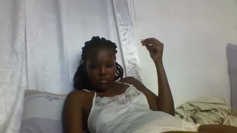 Snapshot of hornyy_cutie chatting on 10-20-25, 04:18 Its Cora online show from 10-20-25, 04:18