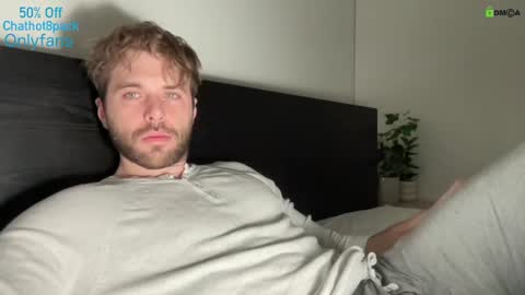 Snapshot of hot8pack01 chatting on 12-22-24, 09:31 Edward aka Wolf online show from 12-22-24, 09:31