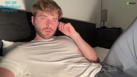 Snapshot of hot8pack01 chatting on 09-22-25, 04:14 Edward aka Wolf online show from 09-22-25, 04:14