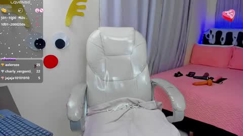 Snapshot of hot_beauty__ chatting on 01-08-25, 10:37 VALENTINA online show from 01-08-25, 10:37