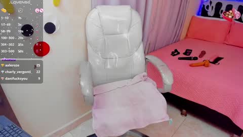 Snapshot of hot_beauty__ chatting on 01-08-25, 01:41 VALENTINA online show from 01-08-25, 01:41