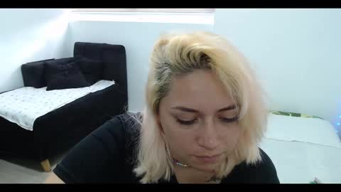 Mia online show from 01-20-25, 10:04