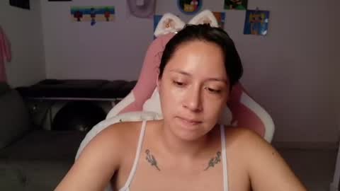 Snapshot of hot_mommymia chatting on 06-12-26, 05:01 Mia online show from 06-12-26, 05:01