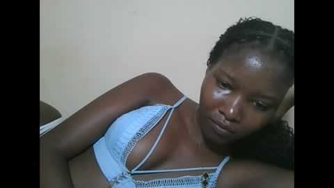 Snapshot of hotbabbee chatting on 05-12-26, 12:52 love online show from 05-12-26, 12:52