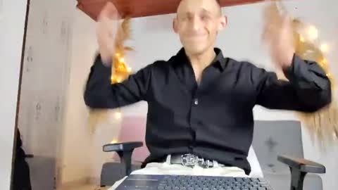 Snapshot of hotblue_98 chatting on 01-23-25, 02:12 Red online show from 01-23-25, 02:12