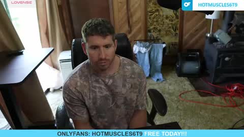 Snapshot of hotmuscles6t9 chatting on 05-01-26, 07:40 hotmuscles6t9 online show from 05-01-26, 07:40