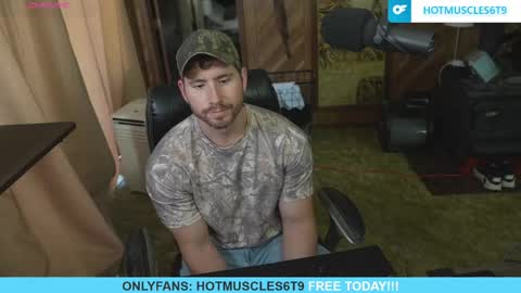 Snapshot of hotmuscles6t9 chatting on 05-12-26, 07:44 hotmuscles6t9 online show from 05-12-26, 07:44