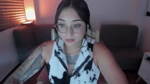 hottbee3645 online show from 01-10-26, 07:48