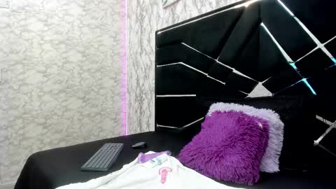 hottie_mia_ online show from 12-20-25, 07:21