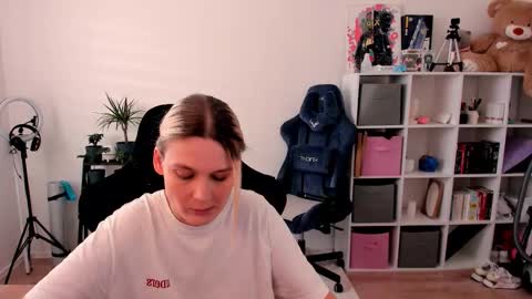 Nessie and Jessie online show from 02-03-26, 11:48