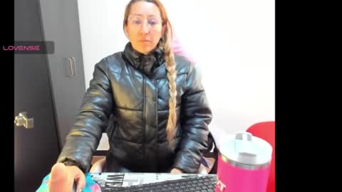 Snapshot of hottychrystal chatting on 06-19-26, 01:37 hottychrystal online show from 06-19-26, 01:37