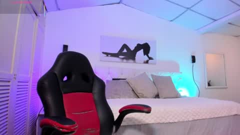 Snapshot of houseigth_ chatting on 08-04-26, 01:36 online show from 08-04-26, 01:36