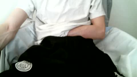 Snapshot of hug_me chatting on 10-07-25, 11:40 Keanu online show from 10-07-25, 11:40