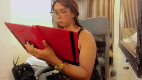 Snapshot of hugecockgoddessxxx chatting on 12-23-24, 11:04 Queen karen grey online show from 12-23-24, 11:04