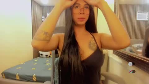 Snapshot of hugecockgoddessxxx chatting on 12-31-24, 01:08 Queen karen grey online show from 12-31-24, 01:08