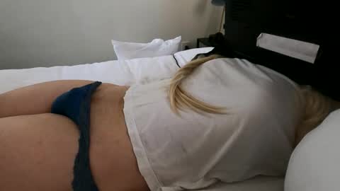 Snapshot of hugecumshots1 chatting on 04-19-26, 03:33 HugeCumshots online show from 04-19-26, 03:33