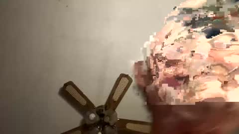 Snapshot of hunglow17 chatting on 12-06-24, 05:09 hunglow17 online show from 12-06-24, 05:09