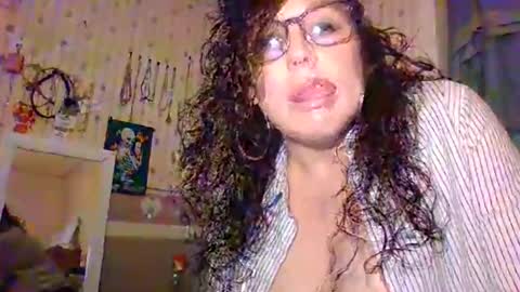 Snapshot of hunnyshaker chatting on 11-26-25, 08:48 Hunnyshaker online show from 11-26-25, 08:48