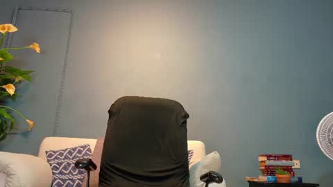 Snapshot of hunter_biggest chatting on 07-19-26, 01:15 Hunter online show from 07-19-26, 01:15