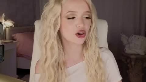 Snapshot of i__am_joss chatting on 06-18-26, 11:20 Joselle online show from 06-18-26, 11:20