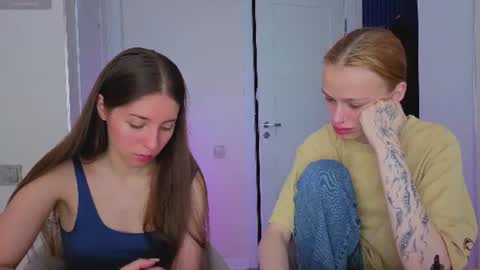 Snapshot of ihavepaws33 chatting on 07-10-26, 07:23 Julia and Mira online show from 07-10-26, 07:23